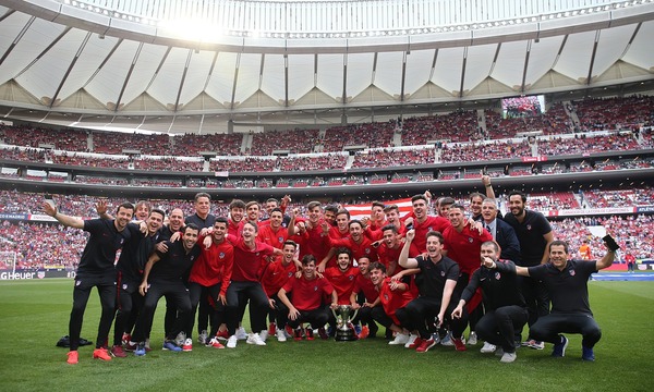 The 'Juvenil A' celebrating their Copa de Campeones win at the Wanda Metropolitano